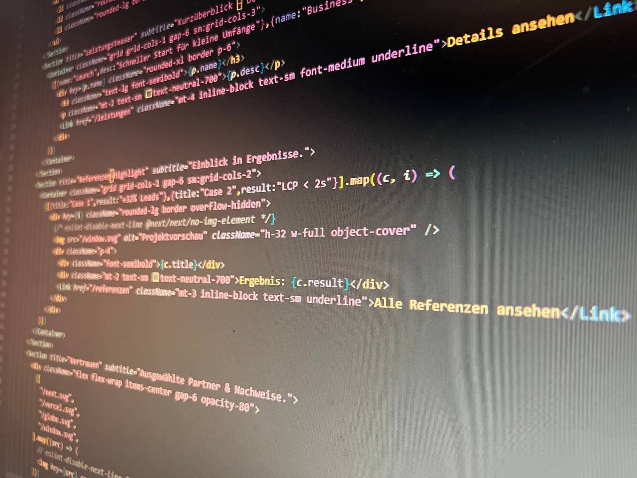 Code im Hintergrund auf einem Bildschirm