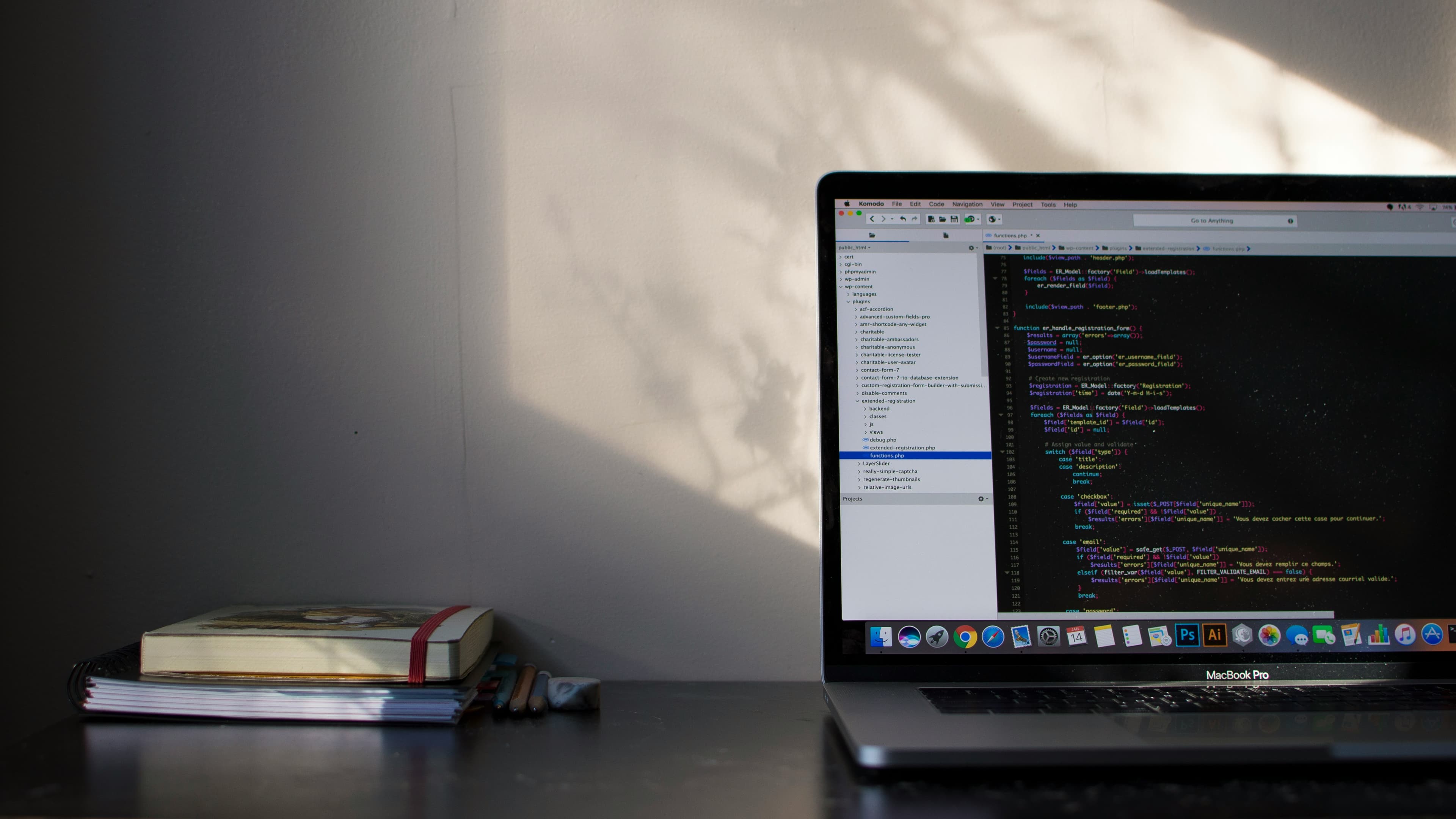 Laptop mit Code auf dem Bildschirm